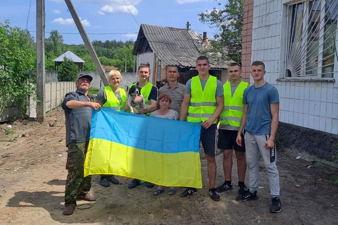 Добробат на Сумщині з прапором і мешканцями
