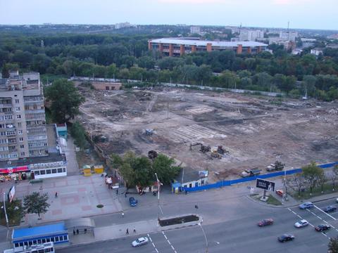 Земельна ділянка, яку повністю розчистили для будівництва майбутнього ТРЦ
