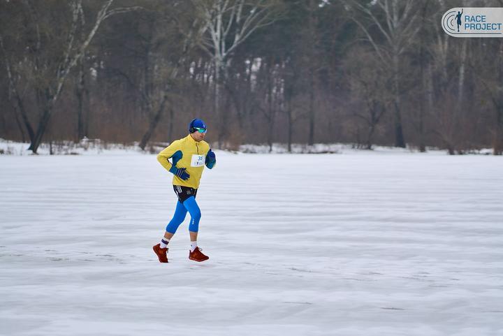 Чоловік біжить по снігу