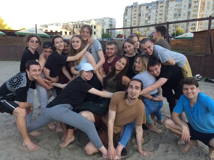 Танцівники Феєрії відпочивають разом поза студією