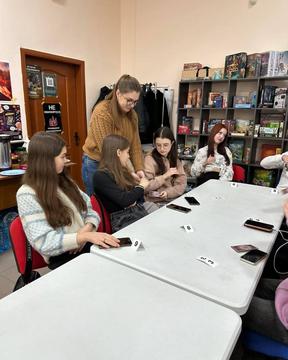 Дівчата грають у мафію у "романтиці"