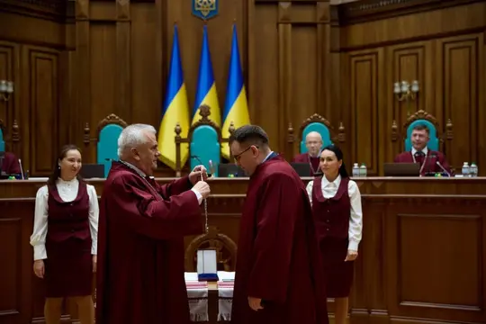 Юрій Барабаш отримує нагрудний знак