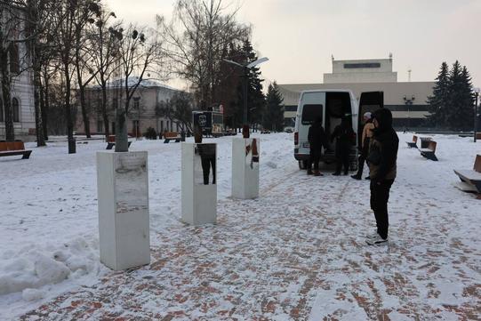 u sumakh montuyutʹ vystavku aleya nezlamnykh mіst У Сумах монтують виставку Алея незламних міст