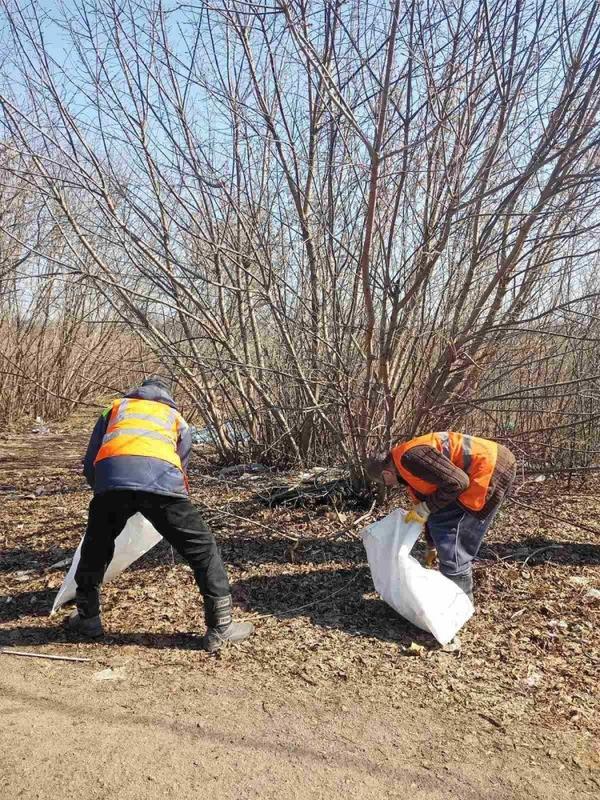 чисте місто в Сумах прибирає територію