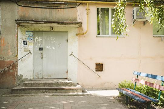 Дворик багатоквартирного будинку на Хіммістечку в Сумах