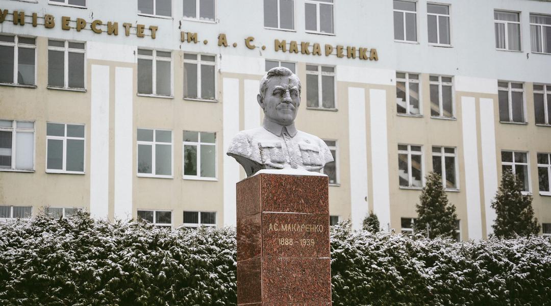Пам'ятник Макаренку в Сумах