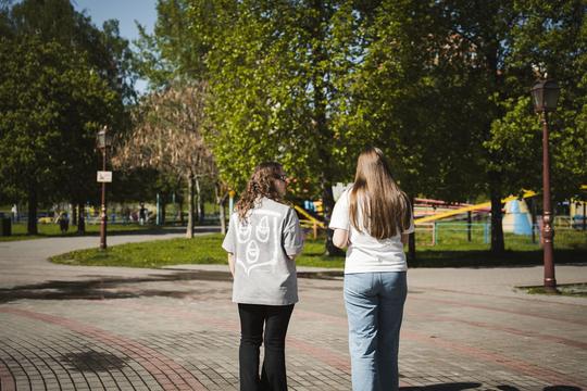 Софія Міхайліченко гуляє парком Казка у Сумах