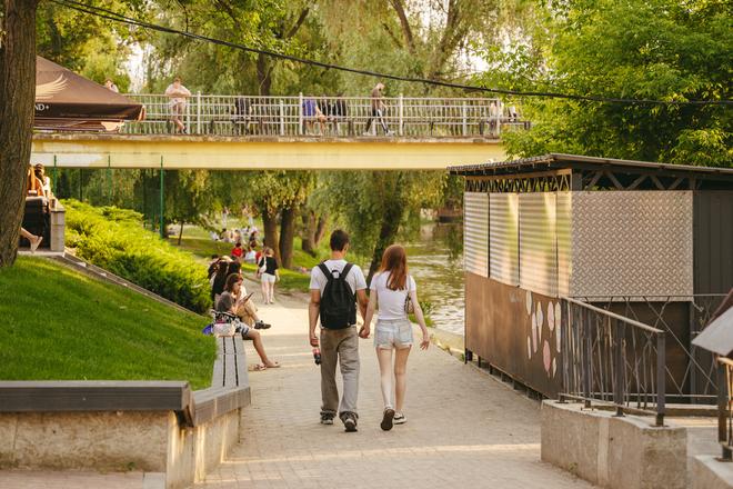 sumy prohulianka liudei bilia richky Суми прогулянка людей біля річки