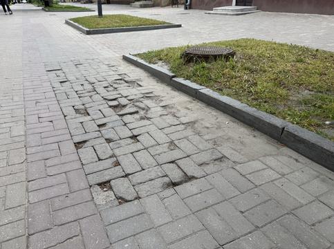 Розбита плитка на вулиці Воскресенській у Сумах