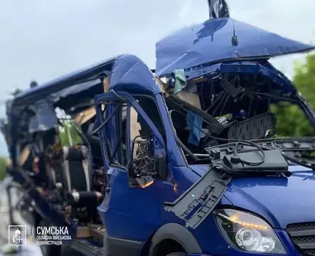 Рейсовий автобус після російського удару біля Білопілля
