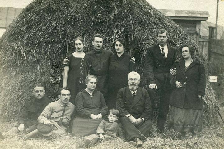 Фото родини пивоварів Гронвальдів незадовго до вислання Біля Генріха (2)