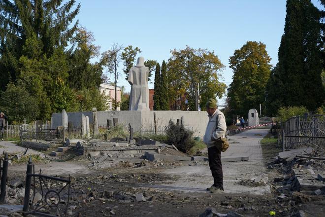 Чоловік на фоні руйнувань на Центральному кладовищі у Сумах через обстріл КАБами