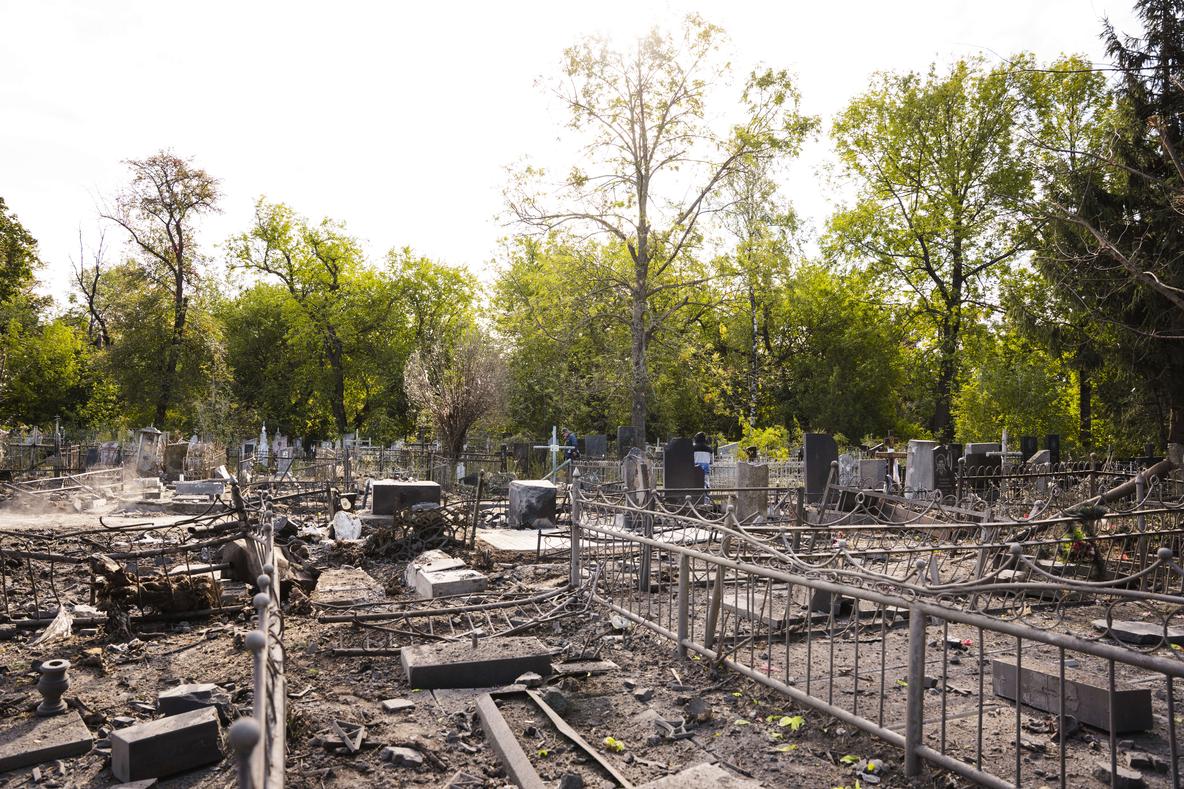 Зруйновані пам'ятники на кладовищі у Сумах через обстріл КАБами