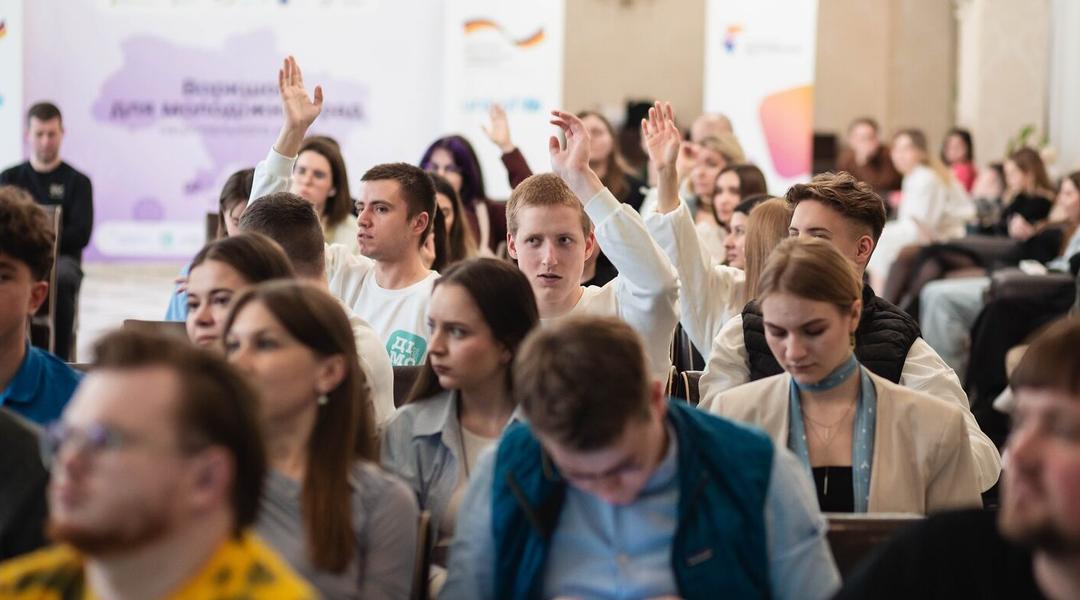 Rady z molodіzhnykh pytanʹ pry Prezydentovі Ukrayiny Рада з молодіжних питань при Президентові України