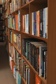 bookcrossing u kaviarni Шафа, з якої люди можуть брати книги