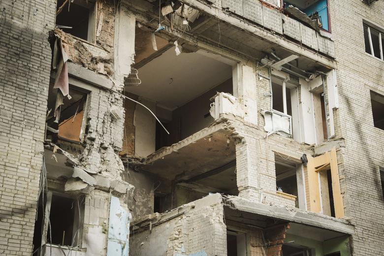 Наслідки удару КАБами по багатоповерхівці у Сумах