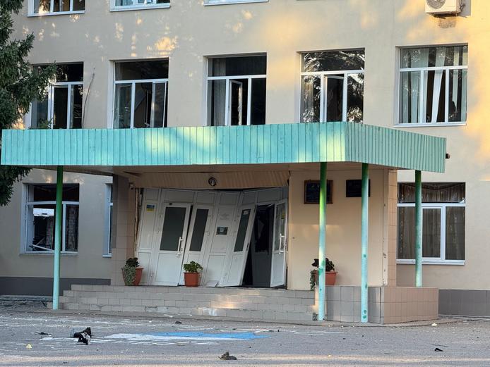 Вхід до школи, куди ударив КАБ