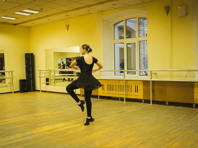 Танцівниця відпрацьовує оберти народного танцю