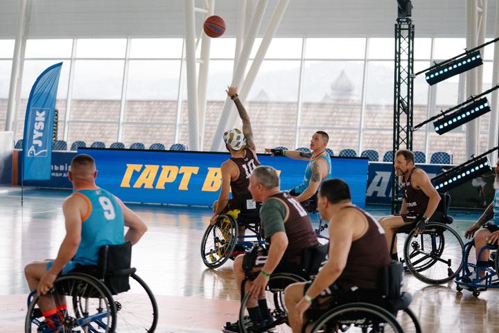 veterany na kolisnykh krislakh hraiut u basketbol hart 2026 3