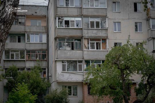 Багатоквартирний будинок у Сумах, у якому вибило вікна через обстріл