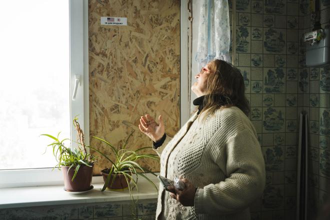 Життя за ОСБ-плитою. Квартиру сум’янки двічі пошкодив обстріл, а коштів на відновлення немає