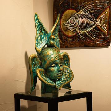 skulʹptura na vystavtsi v kavʼyarni g.gallery