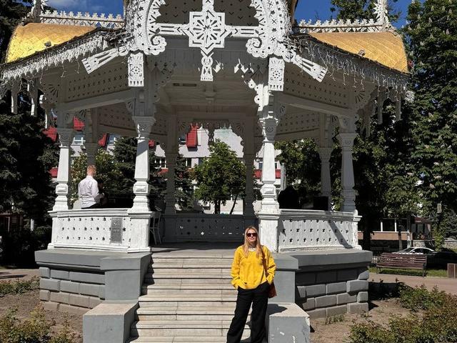 Тетяна Волох біля Альтанки в Сумах