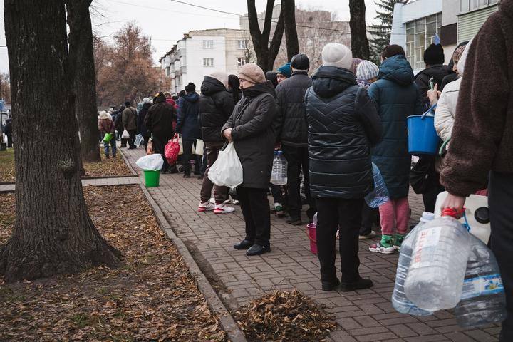 lyudy v cherzі za tekhnіchnoyu vodoyu