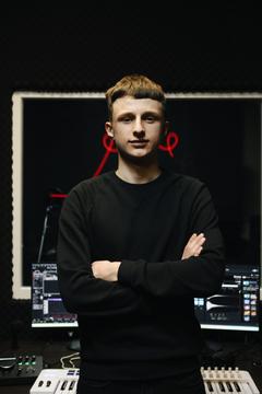 хлопець у студії звукозапису