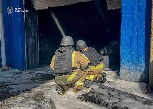 Працівники ДСНС гасять пожежу в ТЦ в Ромнах