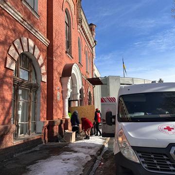 Волонтери закривають плитами вікна у Комерційному банку