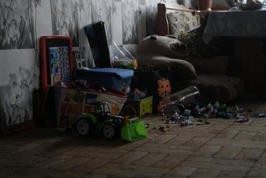 іграшки у зруйнованому будинку в Тростянці