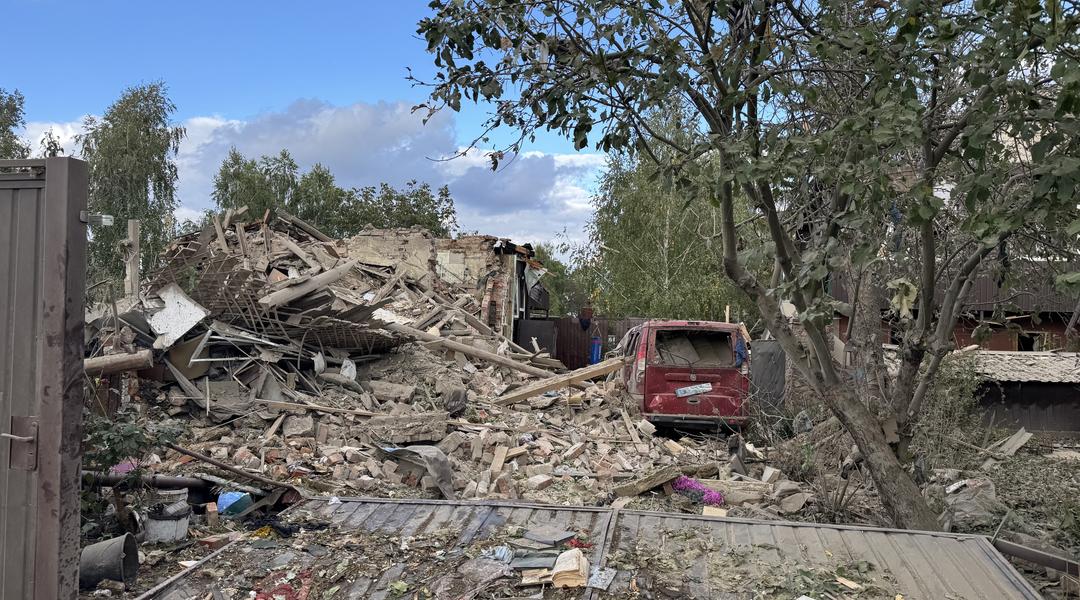 Зруйнований будинок внаслідок удару КАБом у Сумах