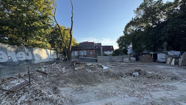 Зруйнований будинок в центрі міста