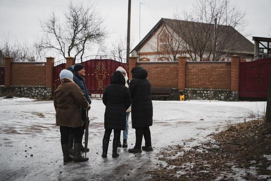 Жителі села у передмісті Сум стоять на вулиці
