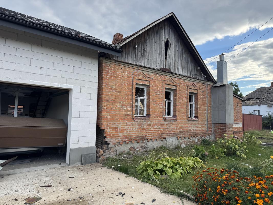 Пошкоджений будинок Олександра внаслідок атаки по Сумах