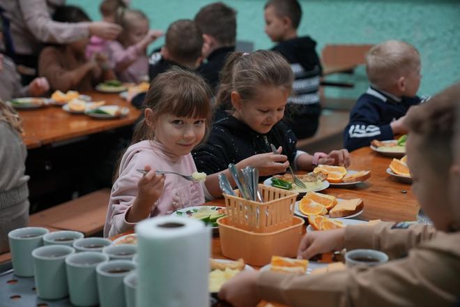 В близько половини навчальних закладів Сумщини виявили порушення шкільного харчування
