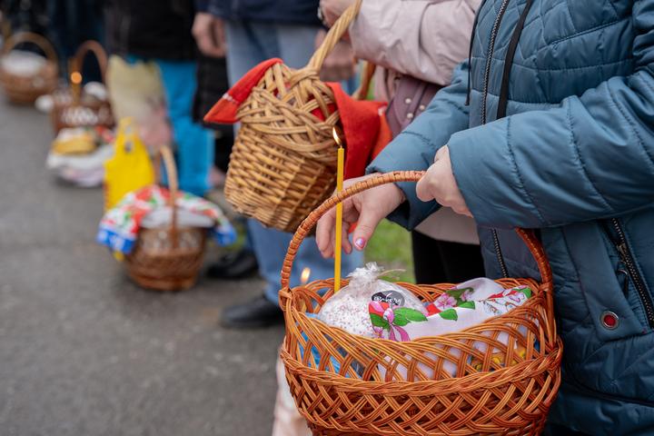 Містяни запалюють свічки у кошиках
