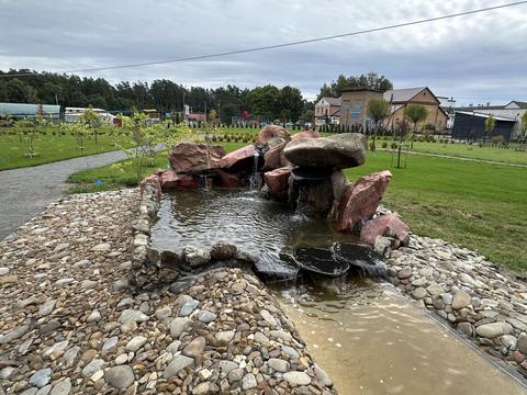 Водоспад і кам'яна композиція на штучному струмку