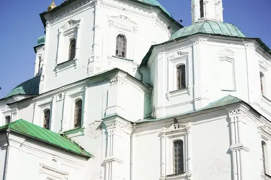 Деталі фасаду сумської Воскресенської церкви