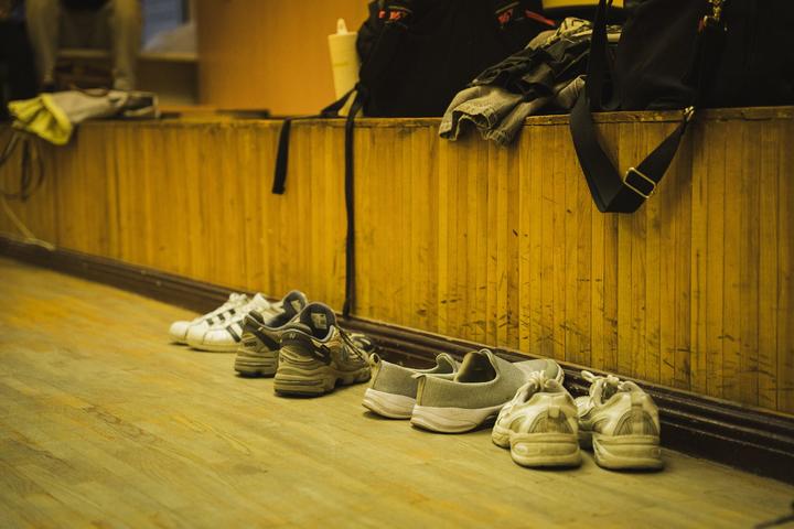 Взуття танцівників біля лави під час репетиції