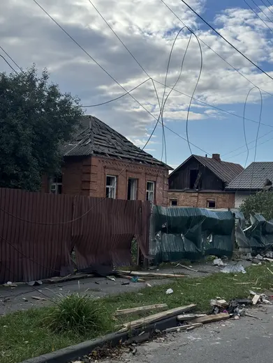 Пошкоджений будинок у Сумах внаслідок атаки КАБів