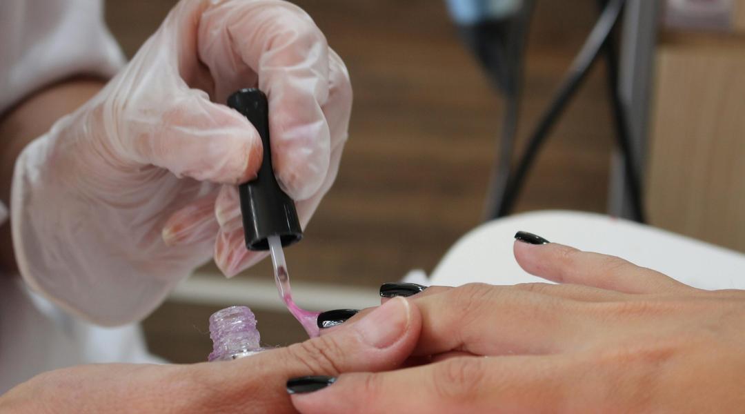manіkyur u salonі krasy Манікюр у салоні краси