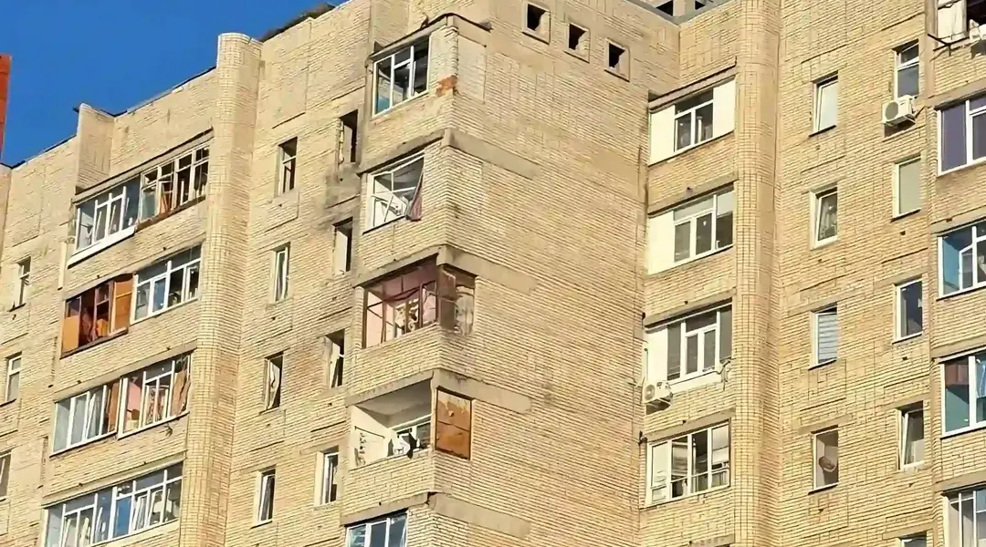 poshkodzhenyy budynok vnaslidok rosiysʹkoyi ataky Пошкоджений будинок у Сумах внаслідок влучання російського БпЛА