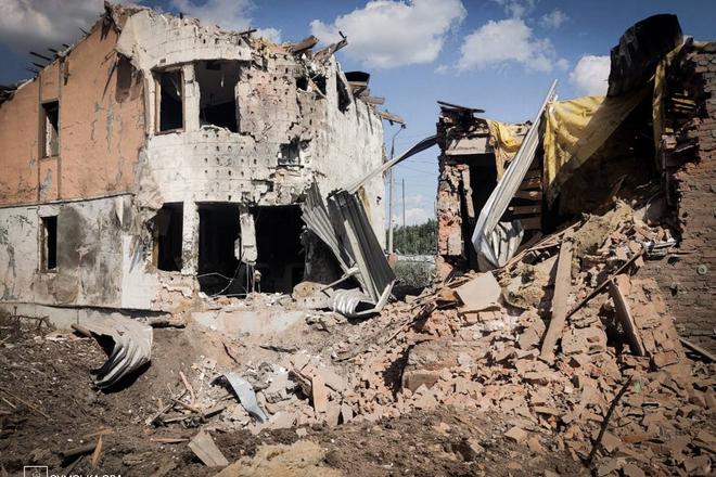 Зруйнований внаслідок удару КАБу в Сумах
