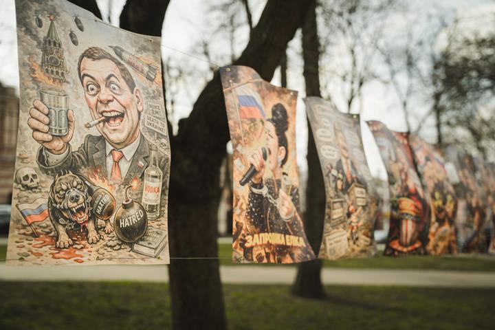 Карикатури в центрі Сум із Путіним