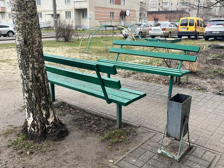 Двір багатоквартирного будинку, де сталася стрілянина в Сумах