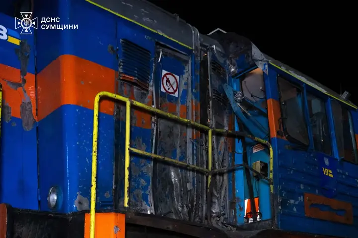Пошкоджений вагон від обстрілу в Сумах