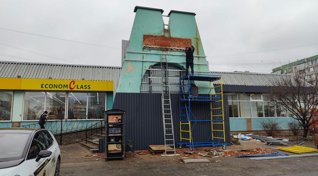 👷🏻‍♂️ «Нова пошта» закрила металевими листами незвичний елемент будівлі в Сумах — чи законні ці дії і яка цінність подібної архітектури