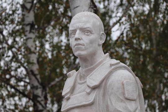Бюст пам'ятника воїну АТО, на який одягнули бронежилет.